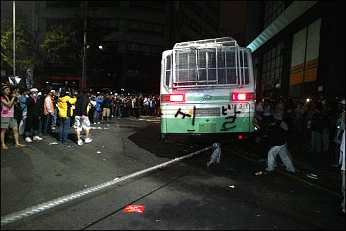 미국산쇠고기 수입 전면개방 반대 72시간 릴레이 농성 세번째날인 7일 새벽 서울 세종로네거리에 모인 시민, 학생들이 청와대 방향 골목길을 가로막은 경찰버스를 밧줄을 걸어 끌어내고 있다.