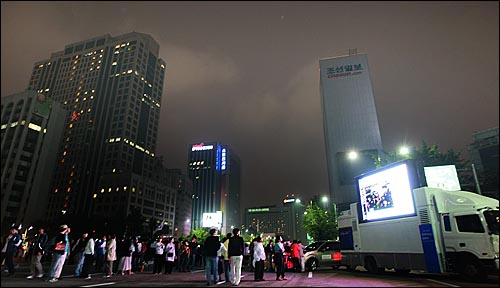 미국산쇠고기 수입 전면개방 반대 72시간 릴레이 농성 세 번째날인 지난 2008년 6월 7일 새벽 서울 세종로네거리에서 시민과 학생들이 오마이뉴스 생중계를 시청하고 있다.
