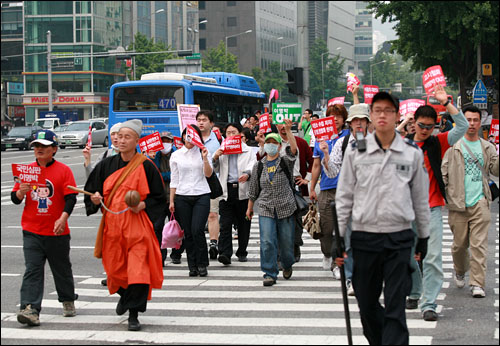 미국 쇠고기 수입반대 72시간 연속 촛불시위 3일째인 7일 오전 서울 세종로 사거리를 둘러가는 사각형 횡단보도를 빙 두르며 '준법시위'를 하고 있는 시위대.