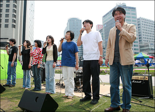 7일 오후 서울 시청 앞 광장에서 문화연대 주최로 열리고 있는 노래 공연에 나온 노찾사.