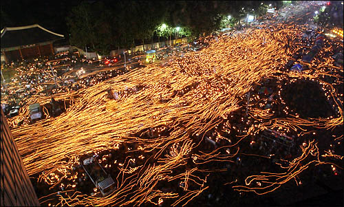 지난 2008년 7월, 광우병 우려 미국산 쇠고기 수입에 반대하는 시민들이 서울 태평로 덕수궁 앞에서 전면 재협상을 촉구하며 촛불행진을 시작하고 있다.