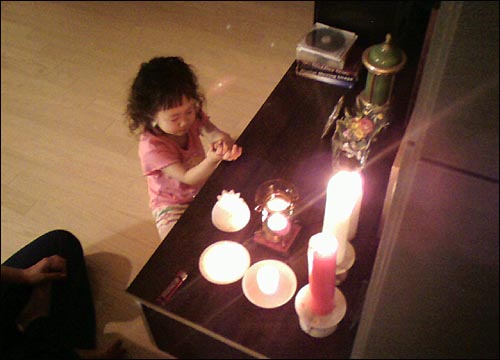 집에서의 작은 촛불기도를 히는 우리딸... 하느님 우리 좋은 고기 먹게 해주세요..~~