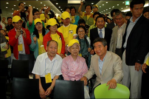 노무현 전 대통령이 노사모 정기총회에 참석해 회원들과 사진을 찍고 있다.