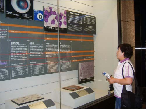 나가사키 원폭자료관에서 방사능의 영향을 설명하는 코너에 서 있는 한정순 한국원폭2세환우회 회장.