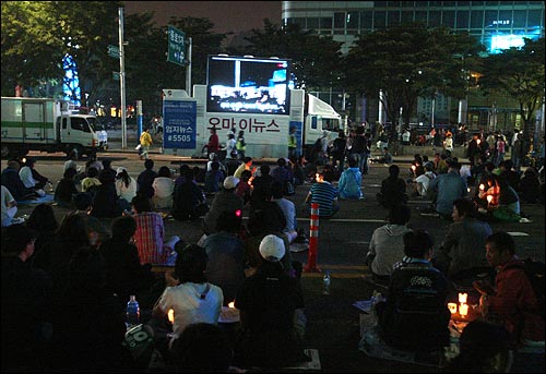 미국산쇠고기 전면수입개방 반대 72시간 릴레이 농성 세째날인 7일 저녁 촛불집중문화제가 열리는 서울 세종로네거리에서 수백명의 시민들이 오마이뉴스 생중계 차량을 통해 경찰과 시민들의 대치상황을 시청하고 있다.