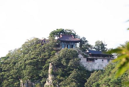 산위이 장자암. 산 꼭대기에 위치한 장자암은 밑에서 올려다보면 한 마리 학처럼 수려하고 올라서 내려다보는 오어사와 오어지의 경치도 빼어난, 참으로 절경의 암자다. 절벽 끝에 아슬아슬 솟은 바위에 올라서서 오어사를 굽어보고 멀리 오를 정상과 대왕바위가 올려다보이는 자장암의 절경에는 누구든지 탄복을 금하지 못한다.