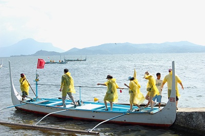  노란 우비를 입고 배에 오르는 모습이 인상적이다.