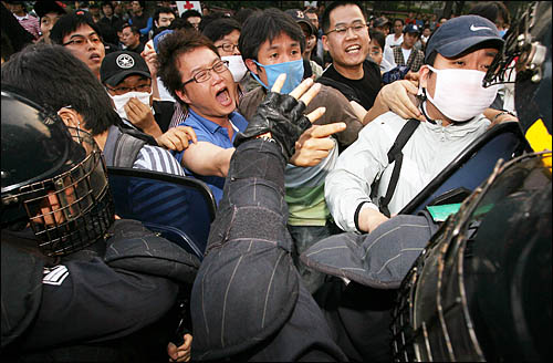 청와대 진입로인 서울 세종로 사거리에서 밤샘 농성을 벌인 시위대를 8일 새벽 경찰이 인도로 밀어내며 강제해산시키고 있다.