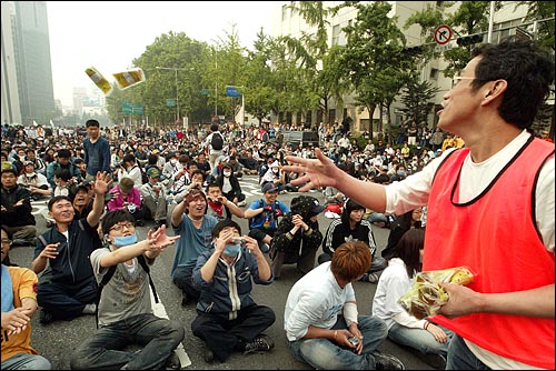 미국산쇠고기 수입 전면개방 반대 72시간 릴레이 농성 나흘째인 8일 새벽 서울 세종로네거리에서 밤을 새워 격렬한 시위가 벌어진 가운데 전국 각지의 한의사들이 보낸 보약을 시위에 참가한 시민들이 먹고 있다.