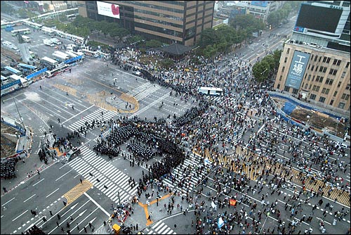 미국산쇠고기 수입 전면개방 반대 72시간 릴레이 농성 나흘째인 8일 새벽 서울 세종로네거리에서 밤을 새워 격렬한 시위가 벌어진 가운데 경찰이 시민들을 강제해산시키기 위해 작전에 나서고 있다.