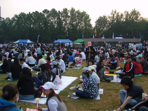 서울광장 잔디밭은 가족끼리, 동료끼리, 이웃끼리 모인 촛불집회 소풍장소였다.