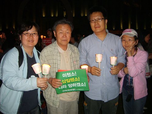 촛불이 물결을 이룬 서울광장에서 87년 6월 항쟁의 도화선이 된 박종철 열사의 아버님을 만나뵈었다.