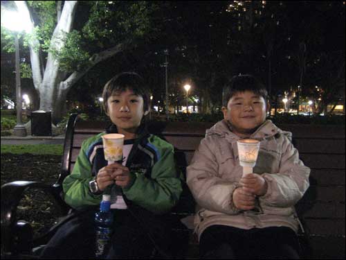 고사리 손으로 촛불을 들고 환하게 웃고 있는 어린이들.