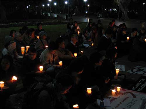 촛불을 들고 자유발언을 경청하고 있는 참가자들.