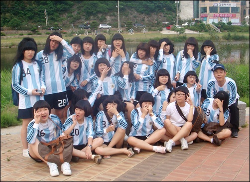 단체사진을 찍고 있는 순천효산고 관광경영과 2학년 1반 아이들과 이석호 담임 선생님