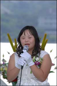당당히 자신을 여성장애인이라고 소개한 은혜가 사랑하는 엄마와 아빠를 위해 '해바라기'가 부른 노래 '사랑으로'를 축가로 부르고 있다.