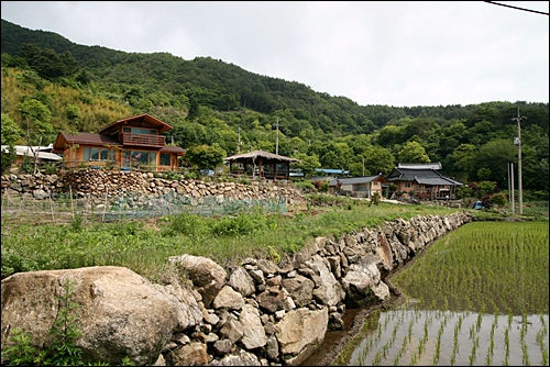 해발 650m에 자리잡고 있는 작은 마을. 산속 마을 답지 않게 집들이 새로 지어 풍요롭게 보인다.