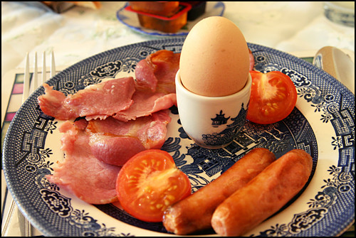 사실 하나도 특별할 것 없는 베이컨, 달걀, 토마토, 소시지, 토스트, 시리얼.
영국식 아침식사의 포인트는 재료 보다는 정성이다.
