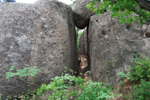 묘봉으로 가는 길에는 거석과 거석이 만들어 낸 바위틈을 여러번 지날 수 있다.