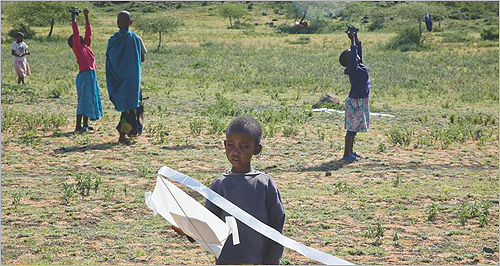 연을 날리고 있는 아프리카 어린이들