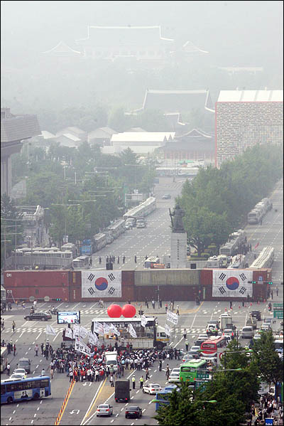 6.10 항쟁 기념일인 10일 서울 세종로 광화문 일대에서 미국산 쇠고기 수입을 반대하는 대규모 촛불 집회가 예고되어있는 가운데, 경찰이 청와대로 통하는 세종로 사거리를 컨테이너 박스로 원천봉쇄하고 있다.
