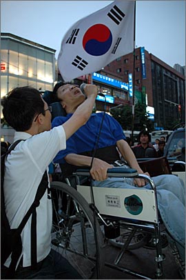 10일 저녁 부산 서면에서 열린 촛불집회에서 장애인 이민성씨가 연단에 올라 자유발언하고 있다. 