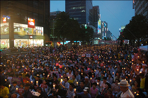 6.10촛불문화제가 열린 10일 저녁 8시경 6만 명 넘는 시민이 광주 금남로를 가득 메웠다.