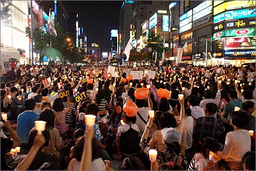 10일 밤 9시 부산 서면에서 열린 6.10 촛불문화제에 참가한 시민들이 촛불을 들고 구호를 외치고 있다.