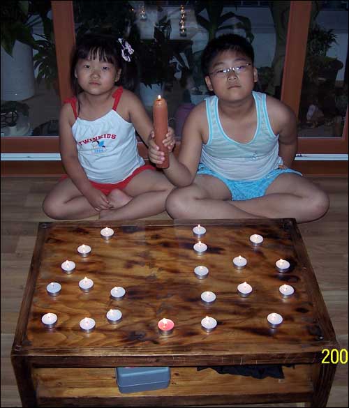 6.10 하나된 우리 집회에 참석하지 못해서 집에서 작은 집회를 가졌습니다. 이 나라를 사랑하는 촛불을 든 우리 모두는 하나입니다. 책상 위의 촛불은 6.10 촛불 집회를 가리키며 아이들이 함께 잡은 촛불은 전국 방방 곡곡에서 함께 촛불을 든 모든 사람들의 촛불은 결국 한 마음으로 하나의 촛불이 됨을 의미합니다.