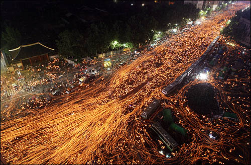 6.10 항쟁 기념일인 지난 2008년 6월 10일 서울 세종로 광화문 일대에서 미국산 쇠고기 수입에 반대하는 학생과 시민들이 전면 재협상을 촉구하며 촛불 행진을 하고 있다.