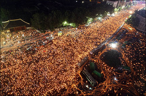 6.10 항쟁 기념일인 10일 서울 세종로 광화문 일대에서 미국산 쇠고기 수입에 반대하는 학생과 시민들이 전면 재협상을 촉구하며 촛불을 밝히고 있다.