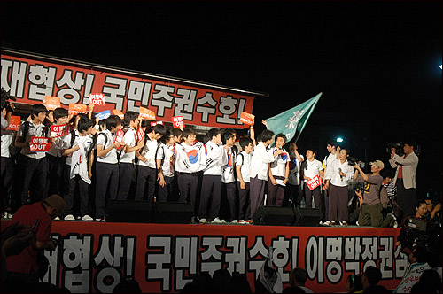 10일 광주 금남로 무대에 선 광주일고 고등학생들.