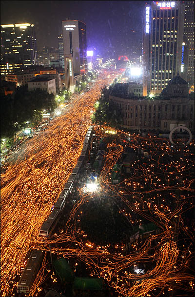  6.10 항쟁 기념일인 지난 2008년 6월 10일 서울 세종로 광화문 일대에서 미국산 쇠고기 수입에 반대하는 학생과 시민들이 전면 재협상을 촉구하며 촛불 행진을 하고 있다. 