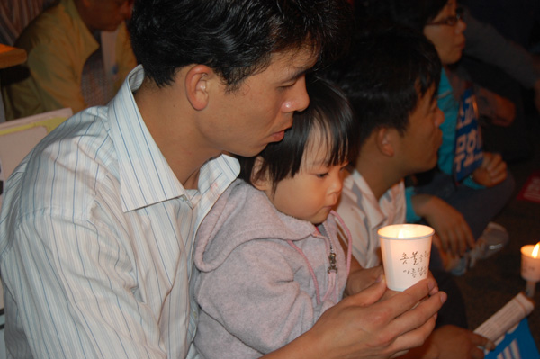 10일 저녁8시서산시청앞 분수대 광장에서 열린 '미국소고기수입협상 철회, 6.10항쟁 기념촛불집회에 참가한 아버지와 어린딸 