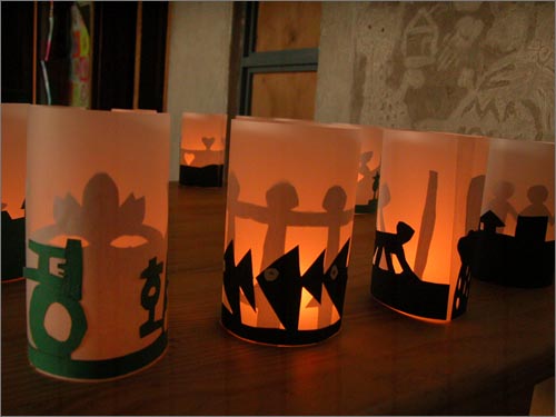 인천에 있는 작은 공부방 입니다. 초등부 아이들과 함께 낮에 촛불을 만들어 밤에 중고등부 아이들과 함께 불을 밝혔습니다. 함께 가지 못하는 마음을 담습니다. 