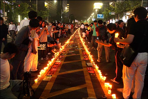 지난 2008년 6월 10일 저녁 '미국산 쇠고기 수입 전면 재협상 촉구 및 국민무시 이명박 정권 심판 100만 촛불대행진'이 열렸다. 서울 세종로네거리, 태평로, 청계광장을 수십만명의 시민들이 가득 채운 가운데 시민들이 도로 중앙선에 수천개의 촛불을 길게 줄지어 놓았다.