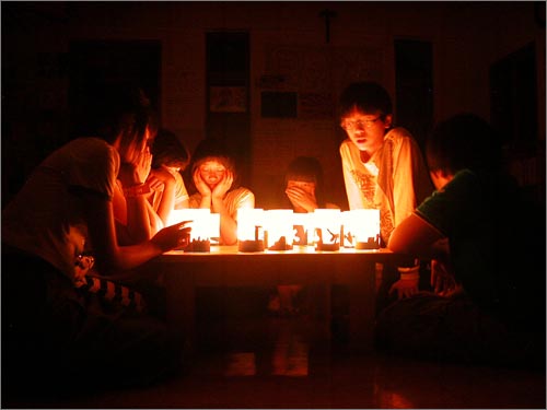 인천의가난한동네작은공부방입니다.
초등부 아이들이 낮에 촛불을 만들고 밤에 중등부 아이들과 함께 불을 밝혔습니다.
거리에 나가지 못한 아이들의 마음을 촛불에 실어 보냅니다.
