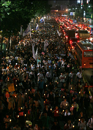 10일 밤 서울 시청 앞과 광화문 일대에서 열린 '국민무시 이명박 정권 심판 100만 촛불대행진'에서 세종로 사거리를 출발한 시위대가 서대문 사거리를 거쳐 사직터널 방향으로 향하고 있다.