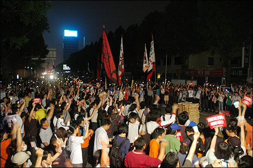 10일 광주 금남로에서 출발한 시민들 1500명 정도가 한나라당 광주시당 당사 앞에 모여있다.