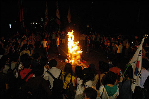 10일 밤 한나라당 광주시당 당사 앞에서 한나라당에게 전할 메시지를 모은 쪽지를 불태우고 있다.