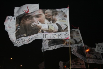 '숨쉬지마 산소아까워'란 문구가 적혀있는 깃발을 들고 시민들이 행진하고 있다