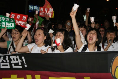 촛불문화제 행진중 구호를 외치는 학생들