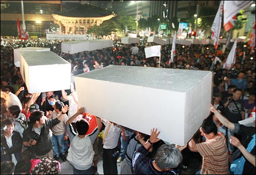 미국산 쇠고기 수입 전면 개방을 반대하는 학생과 시민들이 11일 새벽 서울 세종로 사거리 컨테이너 박스 앞에서 자유발언을 하기 위한 단을 쌓기 위해 스티로폼을 옮기고 있다.