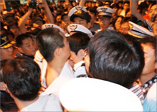 10일 밤 11시 10분경 부산 서면 로터리에서 사진 채증을 하던 사복 경찰이 집회 참여자들에게 적발돼 경찰들과 뒤섞여 실랑이가 벌어졌다.

