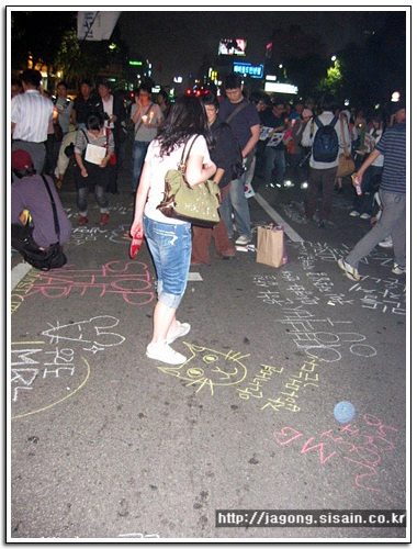시민들이 길거리에 한창 글과 그림을 새겨넣고 있다. 이 밤이 지나면 길거리는 난생 처음 보는 장관이 펼쳐질 것이다.