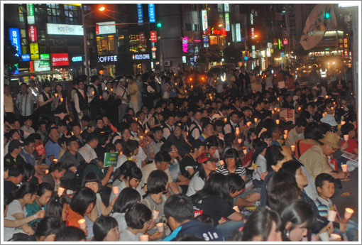 6월 10일 촛불문화제에 많은 시민들이 참여하면서 시청 앞 편도 3차선 도로를 시민들이 가득 메웠다.