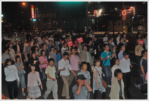 시민 1000여 명이 행진에 참여했다.