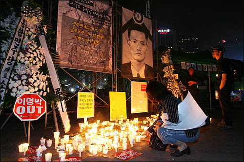 6.10 항쟁 기념일인 10일 미국산 쇠고기 수입 반대 집회에 참가한 시민들이 서울시청 앞 광장에 마련된 고 이병렬씨 분향소를 찾아 추모하고 있다.