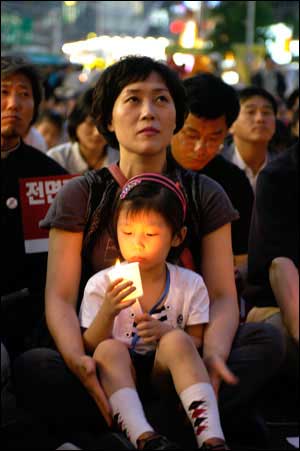 촛불문화제에 참여한 모녀.