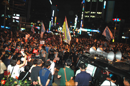 시민 수천명이 10일 밤 11시경 서면로터리를 점거하고 자유발언과 즉석공연을 이어가고 있다.